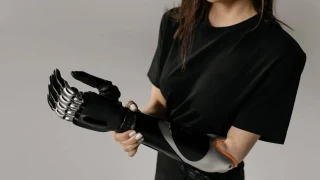 Beyin g�c�yle kontrol edilen ve hissedebilen protez d�nemi