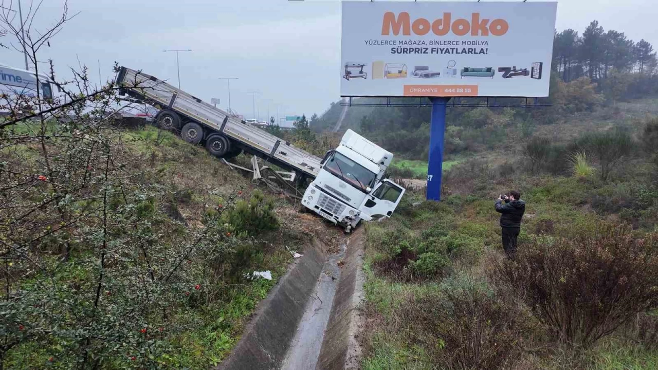 Beykoz'da saanak ya kaza getirdi: Tr devrildi, 1 yaral