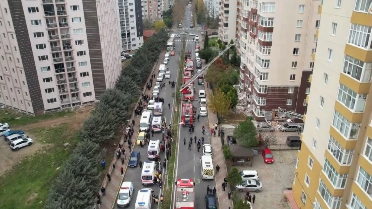 Beylikdznde 14 katl bir binann giri katnda patlama