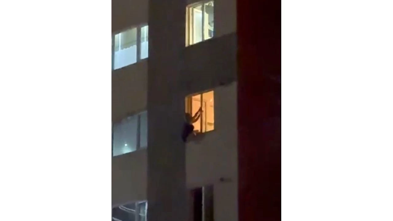 Beylikd�z�'nde bir kad�n, k�z�na intihar mesaj� at�p kendisini camdan a�a��ya att�