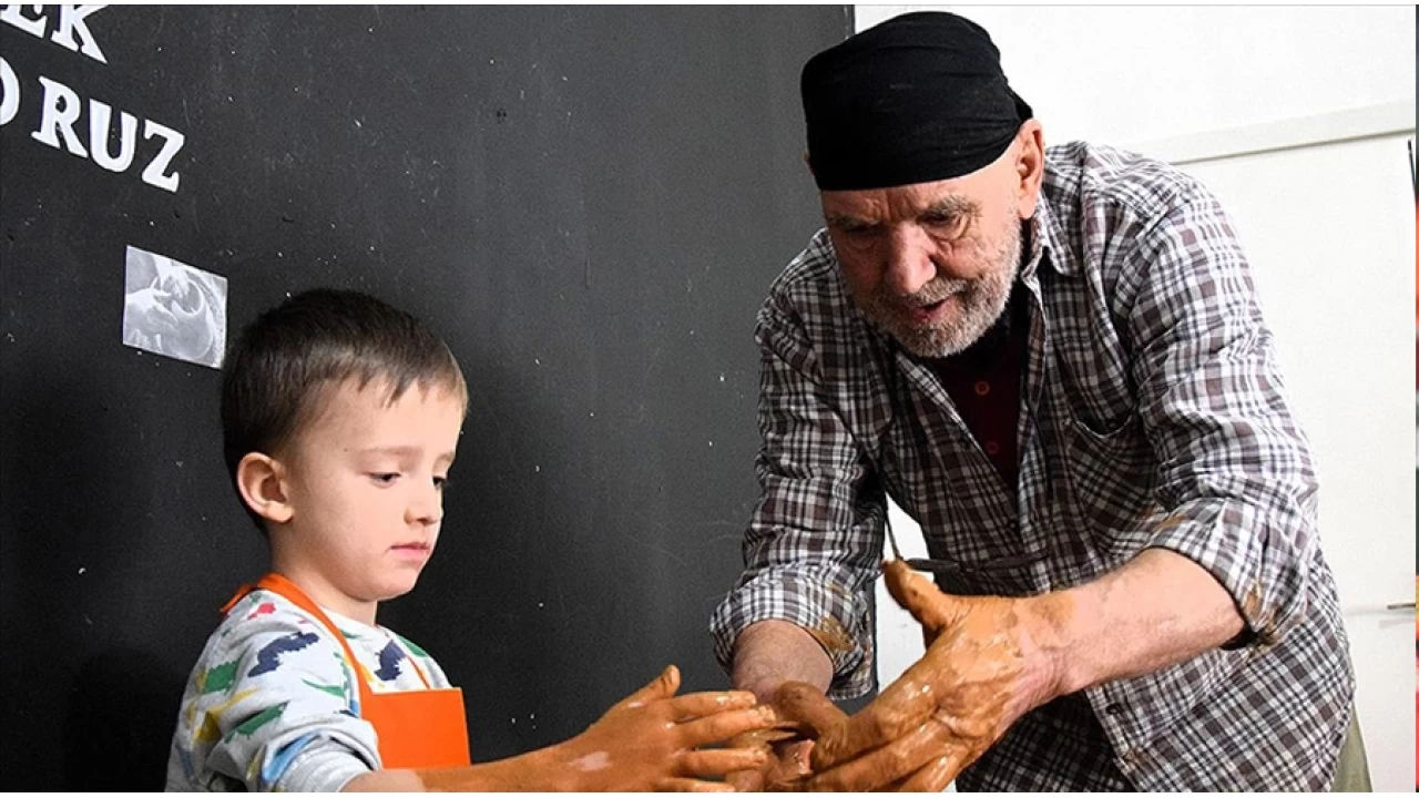 Bilecik'in 70 yıllık çömlek ustası, okullarda verdiği eğitimle sanatını geleceğe taşıyor