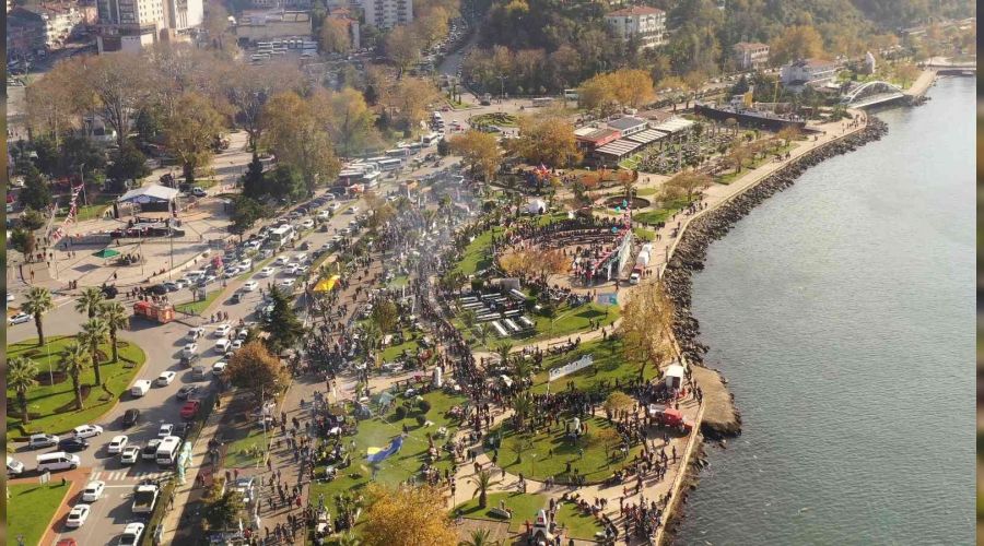Binlerce vatandaş aynı mangalda hamsi pişirdi