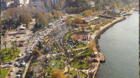Binlerce vatandaş aynı mangalda hamsi pişirdi