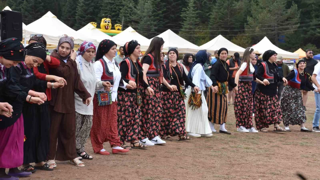 Binlerce vatanda� �enlikte horon tepti