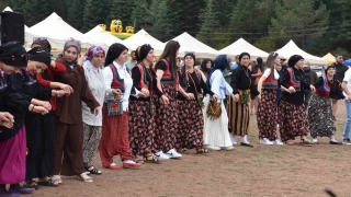 Binlerce vatanda enlikte horon tepti