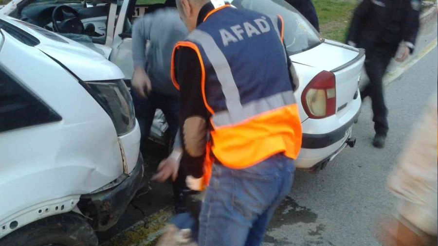 Bitlis'te minib�s ile otomobil �arp��t�