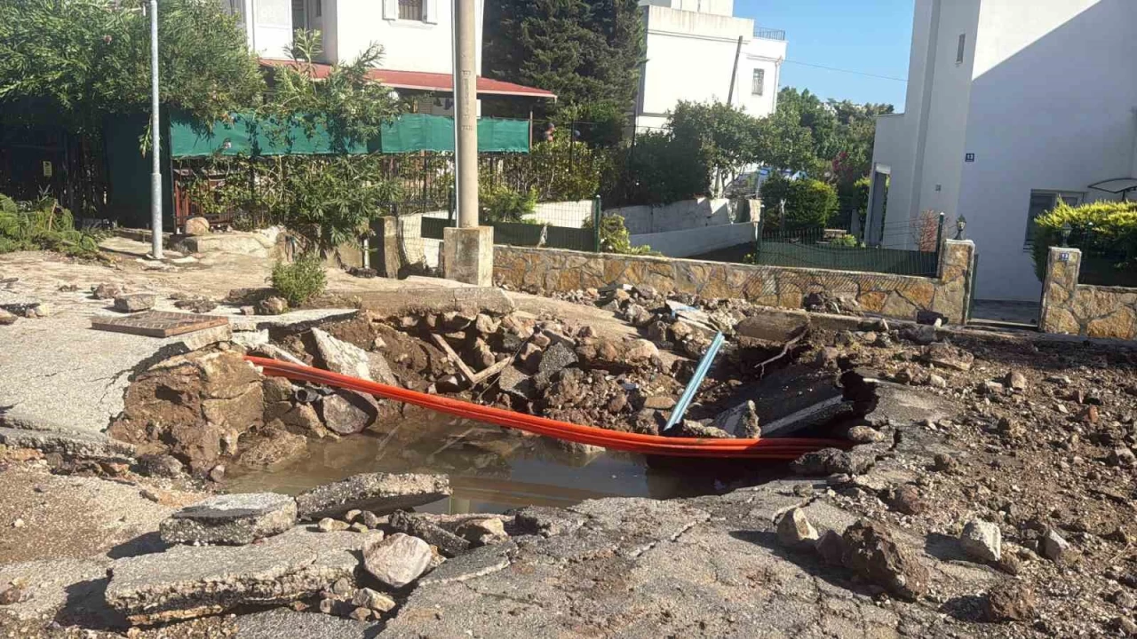 Bodrum'da ana su isale hatt� patlad�, yol ��kt�