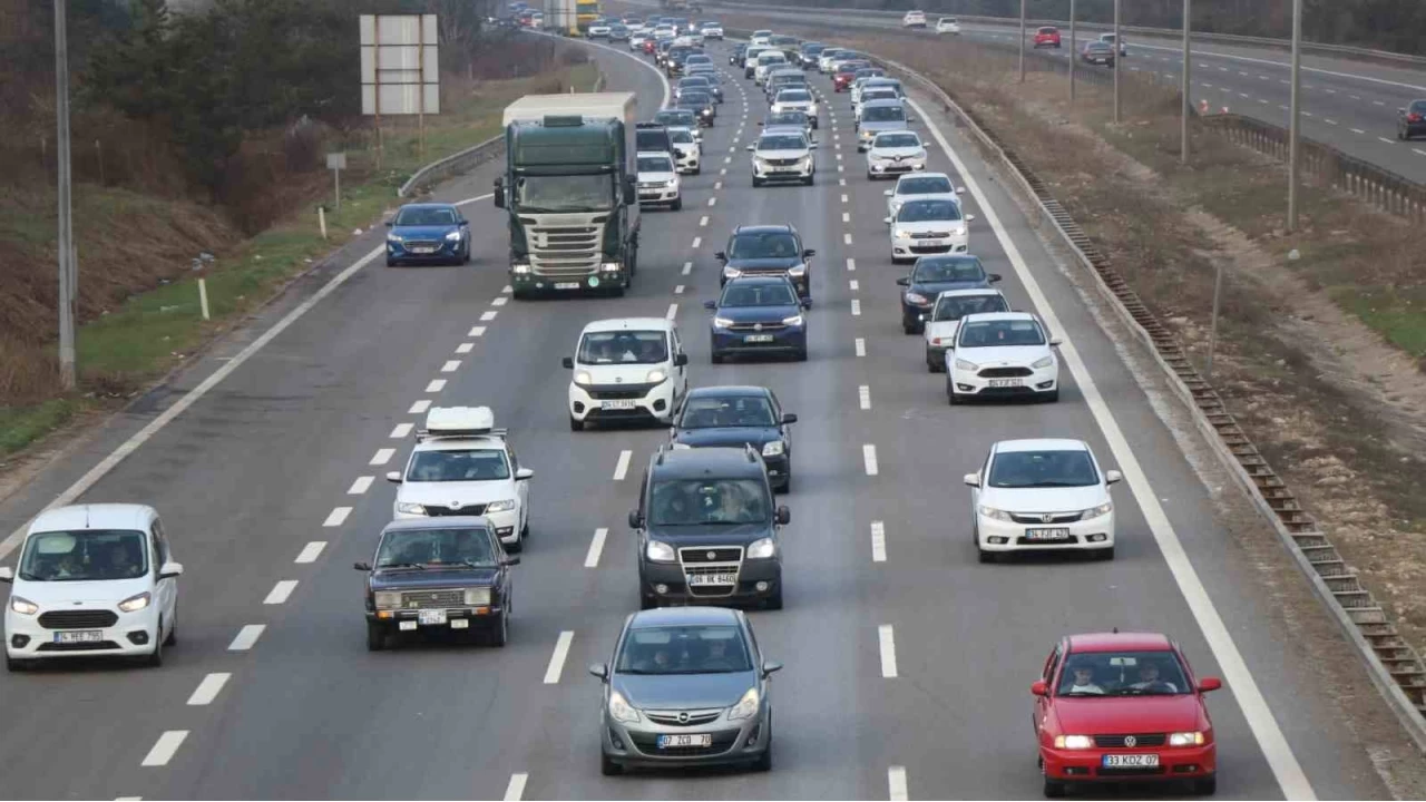 Bolu geçişinde bayram trafiği sürüyor