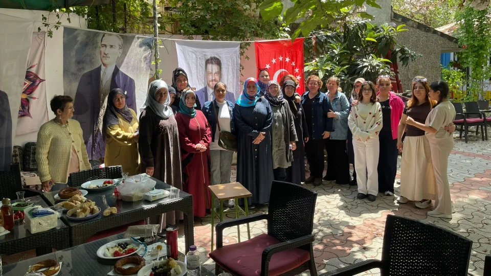 BTP Heyeti Denizli�de kad�nlarla bulu�tu: "Toplumun temel ta�� kad�nlard�r"