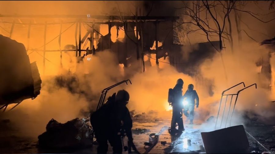 Bursa'da geri d�n���m deposu yand� 