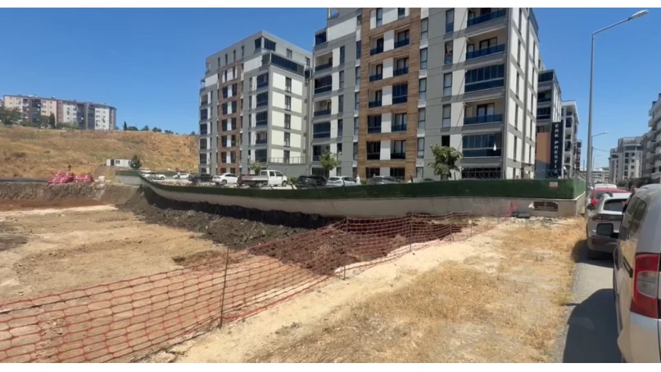 Bursa'da istinat duvar� ��kt�, site sakinleri zamanla yar��t�