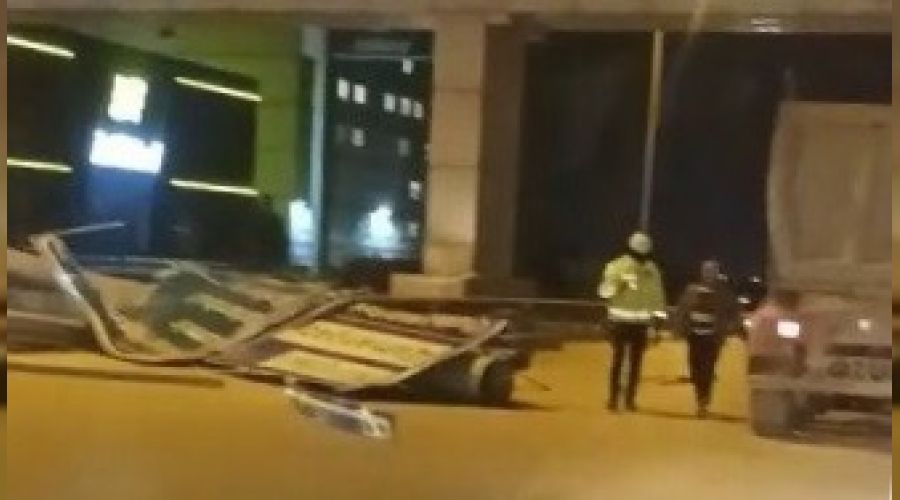 Bursa'da �iddetli lodos trafik levhalar�n� devirdi