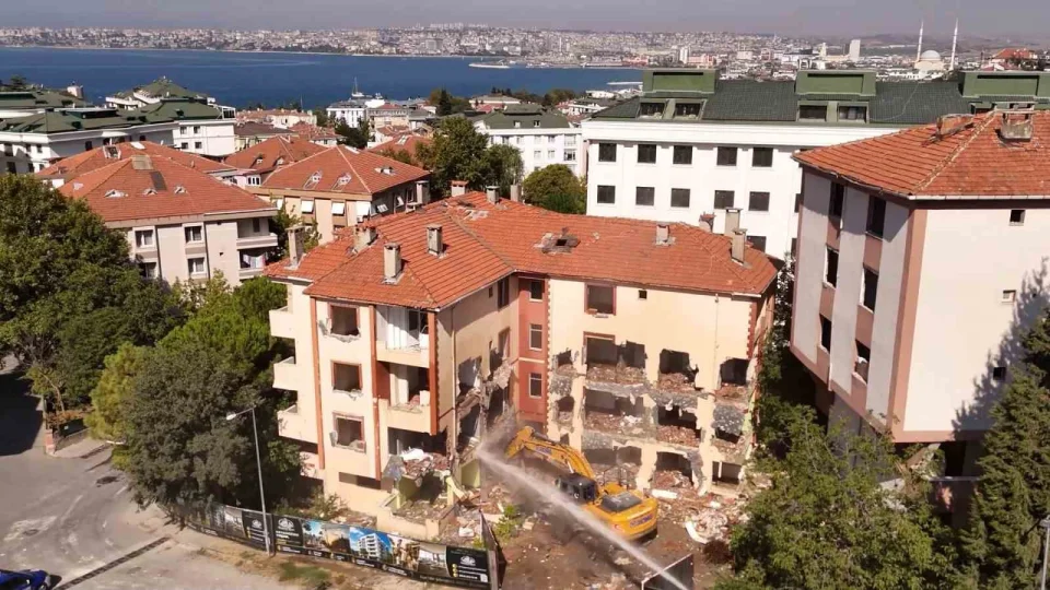 Büyükçekmece'de 4 bloktan oluşan 48 bağımsız konutun yıkımı başladı