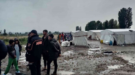 Çadır alanını sel bastı