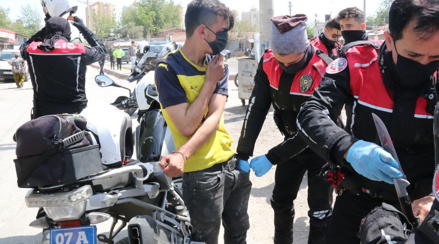 Çaldığı 30 bin TL ve altın dolu poşetle koşarken devriye gezen polise yakalandı