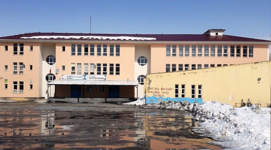 Çaldıran'da 4 okulda korona virüs tatili