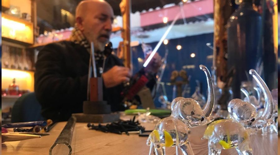 Camlara nefesiyle şekil veriyor