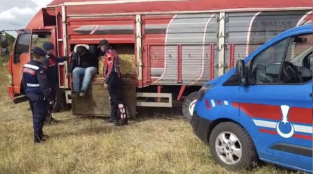 Çanakkale'de saman balyaları arasından 27 kaçak göçmen çıktı