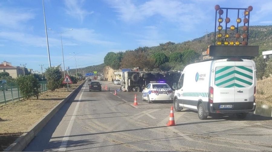 Çanakkale'de tır kamyona çarptı
