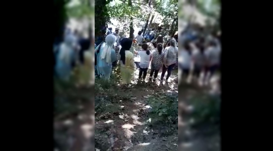 Çardak çöktü vatandaşlar göle düştü