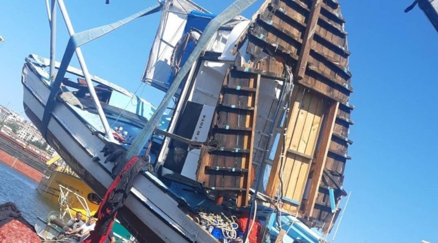 Çarpışma sonrası tekne suya gömüldü