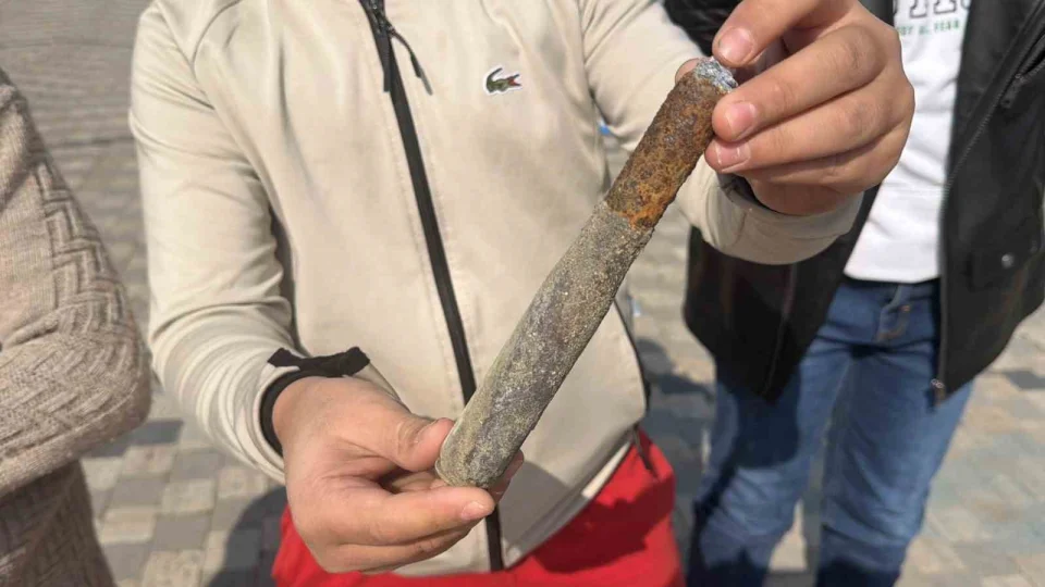 �ekilen �znik G�l� k�y�s�nda oynayan �ocuklar top mermisi buldu