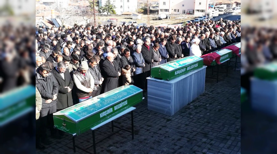 Cenaze yolunda �len aile topra�a verildi