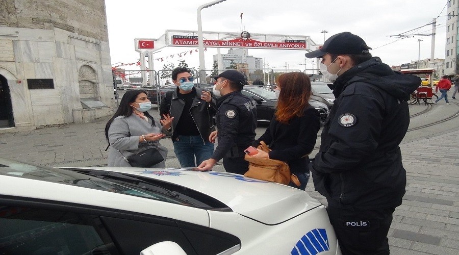 Ceza yiyen kadınlar, gazetecilere saldırdı