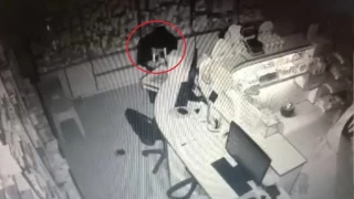 Cezaevinden firar etti, eczaneden ila ve para ald