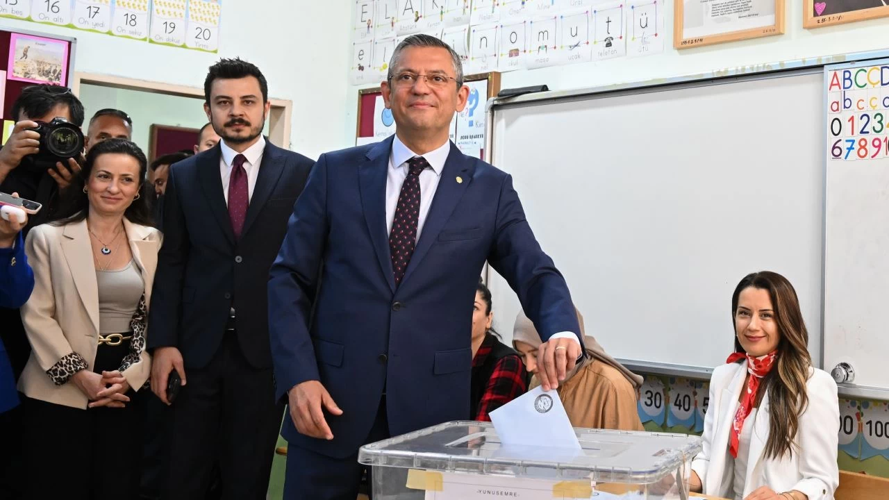 CHP Genel Başkanı Özel, oyunu Manisa'da kullandı