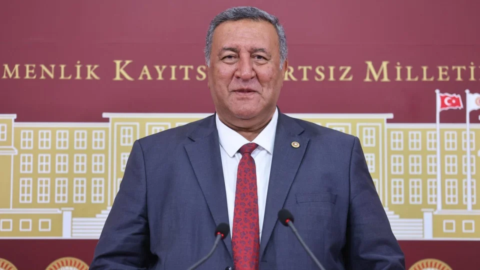 CHP Niğde Milletvekili Gürer, çiğ süt sektöründe yaşanan fiyat belirsizliği, artan maliyetler, üretim düşüşü ve ithalat verilerini tüm boyutlarıyla değerlendirdi