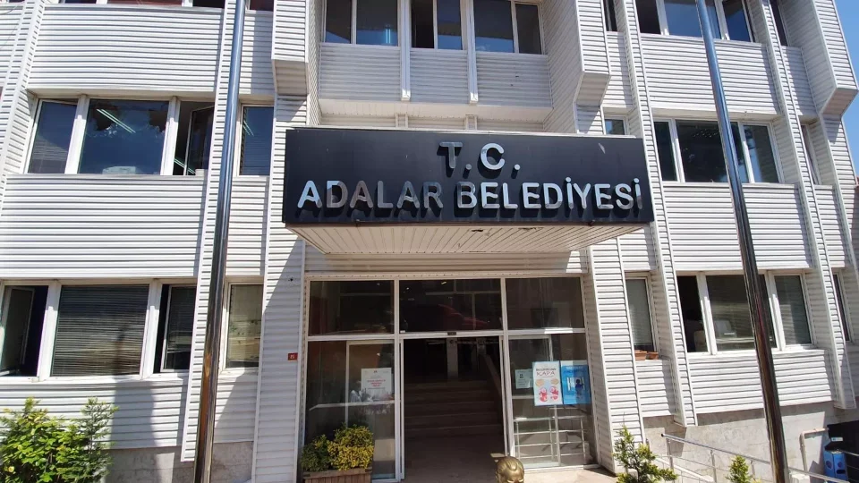  CHP'li Medine Pamuk�un istifas�yla bo�alan Adalar Belediyesi Ba�kanvekilli�i se�iminde gerginlik ya�and�. YEN� Parti ve CHP'li �yelerin salonu terketti�i se�imlerin ���nc� turunda AKP aday� Kemal T�rky�lmaz kazanan isim oldu