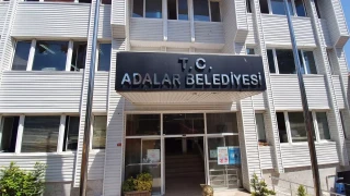 CHP'li Medine Pamuk’un istifasıyla boşalan Adalar Belediyesi Başkanvekilliği seçiminde gerginlik yaşandı. YENİ Parti ve CHP'li üyelerin salonu terkettiği seçimlerin üçüncü turunda AKP adayı Kemal Türkyılmaz kazanan isim oldu