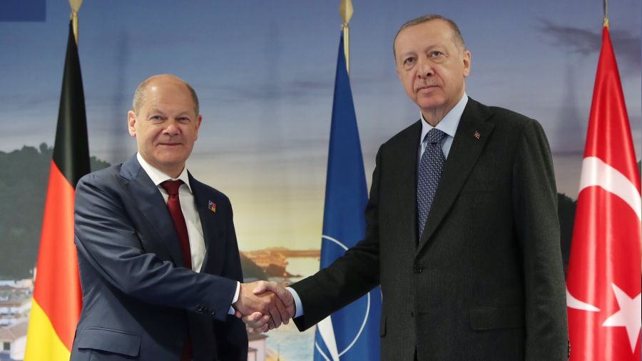 Cumhurbaşkanı Erdoğan, Berlin'de Almanya Başbakanı Scholz ile görüşecek. Gündemde Mülteci Mutabakatı'nın AB lehine daha da güçlendirilmesi yer alıyor