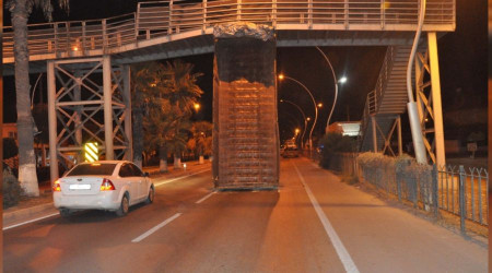 Damperi açık kalan kamyon köprüye çarptı