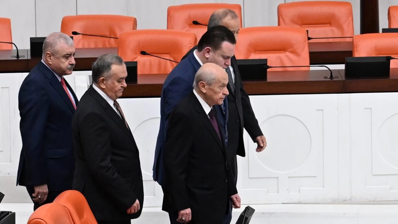 DEM Partililer konu�urken genel kurulu terk eden Bah�eli: AYM'nin yapmas� gerekeni yap�yorum 