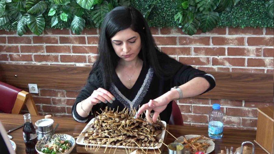 Denizli'de 52 kiloluk kad�ndan yeme rekoru