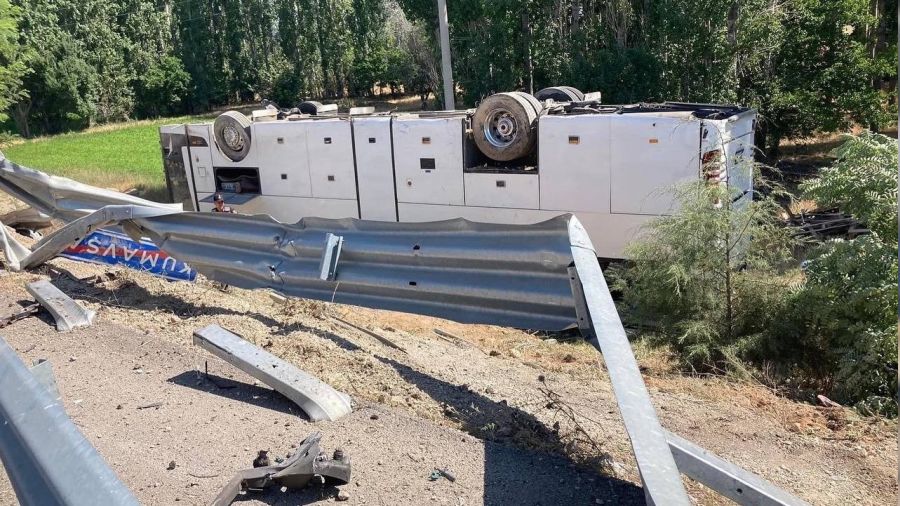 Denizli'de tur otobüsü devrildi: 3'ü ağır 17 yaralı