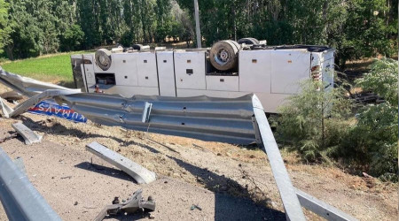 Denizli'de tur otobüsü devrildi: 3'ü ağır 17 yaralı