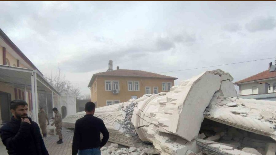 Depremde hasar g�ren caminin minaresi kontroll� �ekilde y�k�ld�