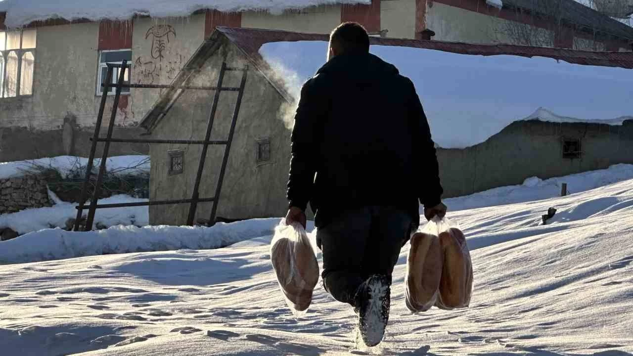 Depremde hayatını kaybedenler için köy köy ekmek dağıttı