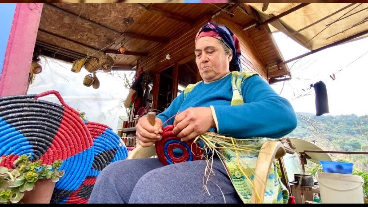 Depremzede kadının elinin değdiği buğday sapları, tepsi oluyor