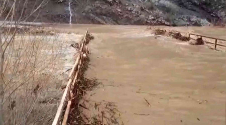 Dere taştı, köprü suda kayboldu