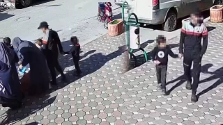 Dikkat çekmemek için çocuğuyla hırsızlığa çıktı