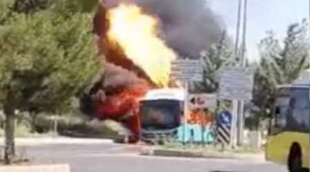Diyarbakır'da belediye otobüsü alevlere teslim oldu, kısa sürede kül oldu