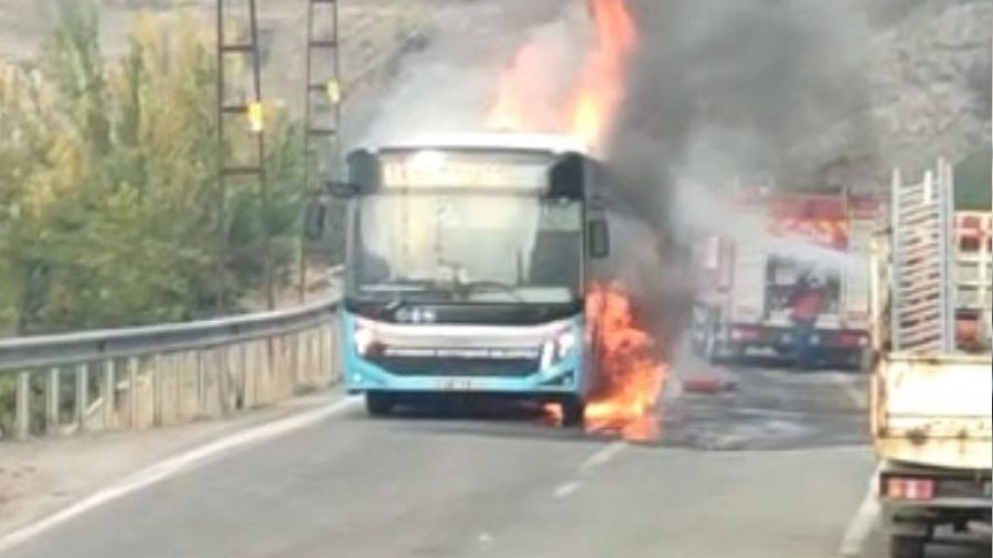 Diyarbakır'da belediye otobüsü yandı