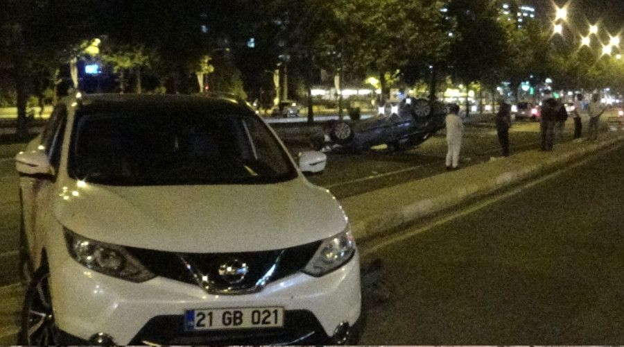Diyarbak�r'da iki l�ks otomobil �arp��t�: 2 yaral�