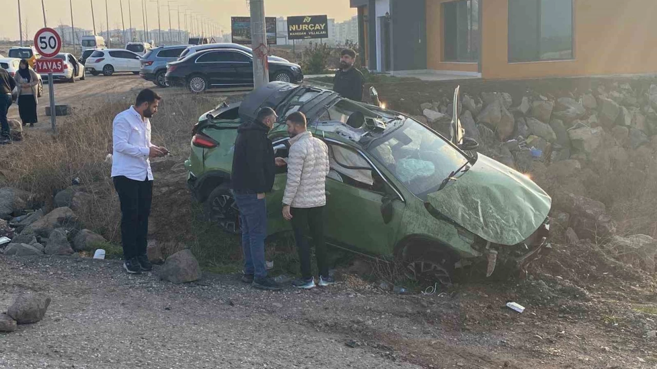 Diyarbakır'da otomobil takla attı: 3 yaralı