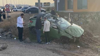 Diyarbakır'da otomobil takla attı: 3 yaralı