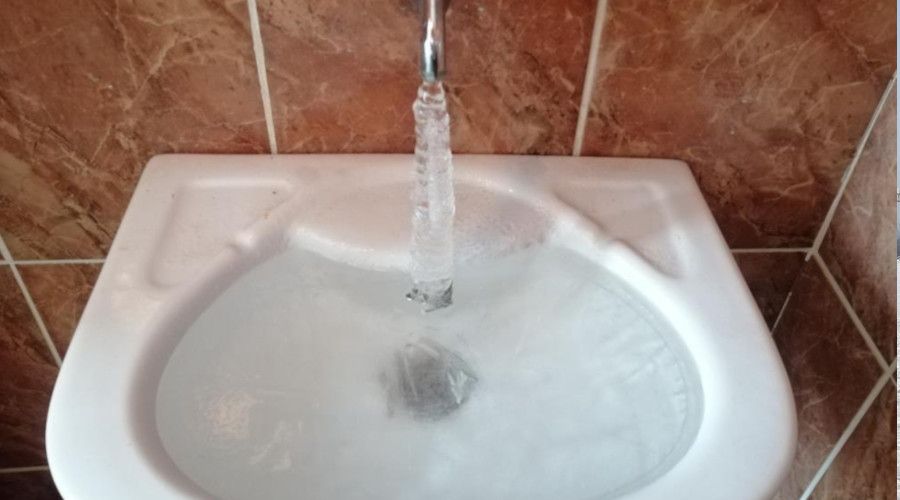 Donmasın diye musluğu açık bıraktı, akan su bile dondu